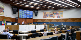 Vereadores reunidos no Plenário durante votação