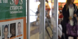 Cartaz com foto de crianças desaparecidas