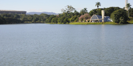 Espelho d'água da Lagoa da Pampulha com Igreja de São Francisco ao fundo