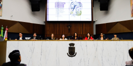 Vereadoras e convidados no Plenário Amintas de Barros
