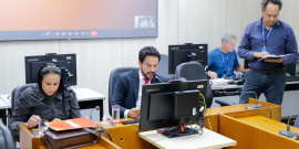 parlamentares presentes em reunião de comissão