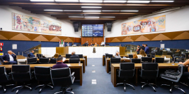 Vereadores reunidos no Plenário durante votação