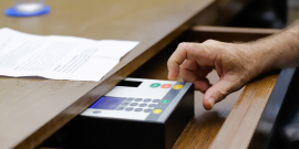 Mão de vereador votando durante Plenário da CMBH