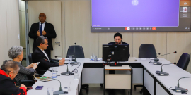 parlamentares e participantes presentes em reunião na câmara