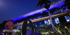 Fachada da CMBH iluminada de azul