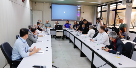 parlamentares e participantes presentes em audiência pública na câmara municipal de bh