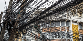 fios elétricos emaranhados em paisagem urbana