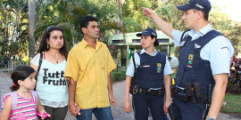 Família dialoga com guardas