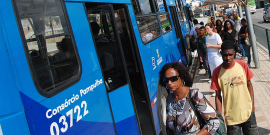 pessoas entrando em ônibus