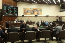 Entre os projetos aprovados, está o que prevê a remoção de veículos abandonados em via pública