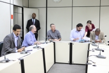 Parlamentares em reunião da Comissão de Administração Pública. Foto: Mila Milowski