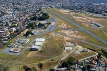 Aeroporto, localizado dentro da área urbana, gera transtornos e riscos para moradores do entorno (Foto: Portal PBH)