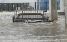 Enchente cobre veículo na avenida Cristiano Machado 