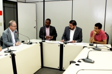 Heleno, Juninho Paim, Bruno Miranda (presidente) e Reinaldo Sacolão apreciam pauta da Comissão (Foto: Rafa Aguiar)
