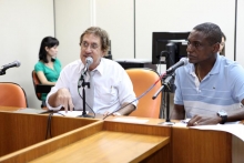 Vereadores Ronaldo Gontijo e Pelé do Vôlei na 8ª reunião ordinária da comissão, em 3 de abril de 2013