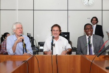 Vereadores Arnaldo Godoy, Ronaldo Gontijo e Pelé do Vôlei na 12ª reunião ordinária da Comissão 