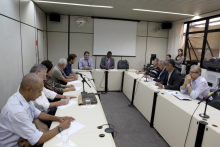 Secretário de Esporte e Lazer, Bruno Miranda, e vereador Pelé do Vôlei ouvem representantes de clubes e federações