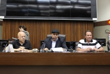 Vereadores Henrique Braga (PSDB), Jorge Santos (PRB) e Vilmo Gomes, em reunião da Comissão de Orçamento. Foto: Mila Milowski