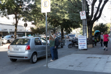 Estacionamento gratuito permitido em farmácias e padarias