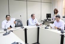 Vereadores Elvis Côrtes (SD), Alexandre Gomes (PSB) e Tarcísio Caixeta (PT), em reunião da Comissão. Foto: Mila Milowski 