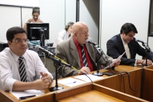 Henrique Braga preside reunião da Comissão de Orçamento, ladeado pelos vereadores Tarcísio Caixeta e Jorge Santos 