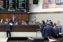 Veeadores se revezaram ao microfone para se pronunciar sobre assuntos de interesse da cidade. (Foto: Mila Milowski)