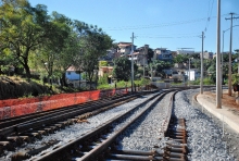 trecho de estrada ferroviária no Bairro Horto. Região Leste da capital