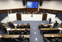 Imagem geral do plenário da Câmara, com vereadores ouvindo um colega que se pronuncia ao microfone
