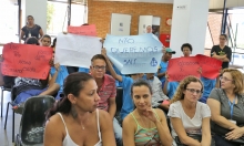 professores e alunos exibem cartazes pedindo a permanência dos jovens em suas escolas de origem