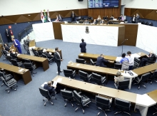 Vista superior do plenário. Parlamentares ocupam seus lugares