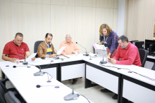 Vereadores Edmar Branco, Elvis Côrtes, Flávio dos Santos e Pedro Patrus estão sentados à Mesa apreciando a pauta da comissão, na presença de uma coordenadora do processo legislativo 