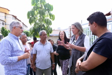 Comitiva em visita à Rua Newton Pinto de Souza. Vereadora Nely Aquino