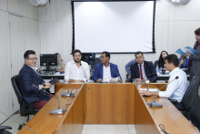Os cinco integrantes da Comissão de Legislação e Justiça estão sentados à Mesa do Plenário Camil Caram apreciando a pauta da 34ª reunião ordinária