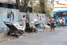 Imagem mostra pessoas em situação de rua