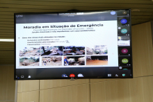 Telão em videoconferência exibe imagens dos desabrigamentos durante período chuvoso em 2020