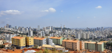 Vista panorâmica de Belo Horizonte. Contraste do Aglomerado Santa Lúcia em primeiro plano e bairros de classe alta ao fundo