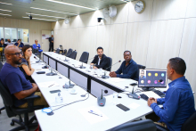Cinco parlamentares em reunião, sentados à mesa.