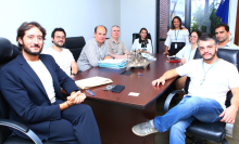 Imagem do presidente Gabriel e do novo diretor, Lucas Leal, sentados à mesa acompanhados de diretor geral,  Rafael Dayrell; do assistente da Dirleg, Maurício Leite; do diretor de RH e Gestão de Pessoas, Marco Aurélio Gomes; da presidente da Comissão Permanente de Licitação, Priscila Cardim; da superintendente de Comunicação Institucional, Raquel Vasconcelos; do procurador Geral da CMBH, Marcos Amaral ; e da diretora de Administração e Finanças,  Sirlene Arêdes. 