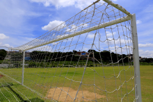 Imagem de uma trava de gol em um campo de futebol 