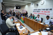 Imagem do Plenário Camil Caram lotado de participantes. Nas paredes , faixas com palavras de ordem e em defesa da moradia digna 