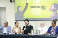Dois parlamentares dividem mesa com membros do Comitê de Promoção da Igualdade Racial e palestrante.