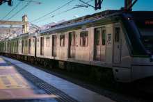 Imagem de um vagão de metrô parado na Estação