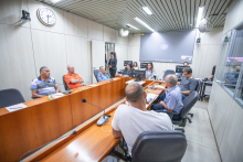 Imagem da reunião no Plenário Camil Caram. 