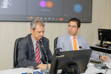 Dois vereadores reunidos, sentados à mesa