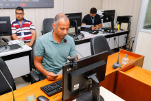 O vereador Wagner Ferreira fala ao microfone e olha para a tela do computador.