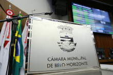 Foto de placa prata, com o desenho do brasão de Belo Horizonte e a escrita "Câmara Municipal de Belo Horizonte"
