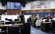 Foto em plano aberto do Plenário Amintas de Barros, com vereadores em reunião.