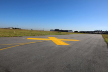 Foto de pista do aeroporto vazia.