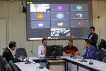 Imagem dos vereadores sentados em torno da mesa em formato U