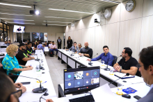 Vereadores e convidados no Plenário Helvécio Arantes